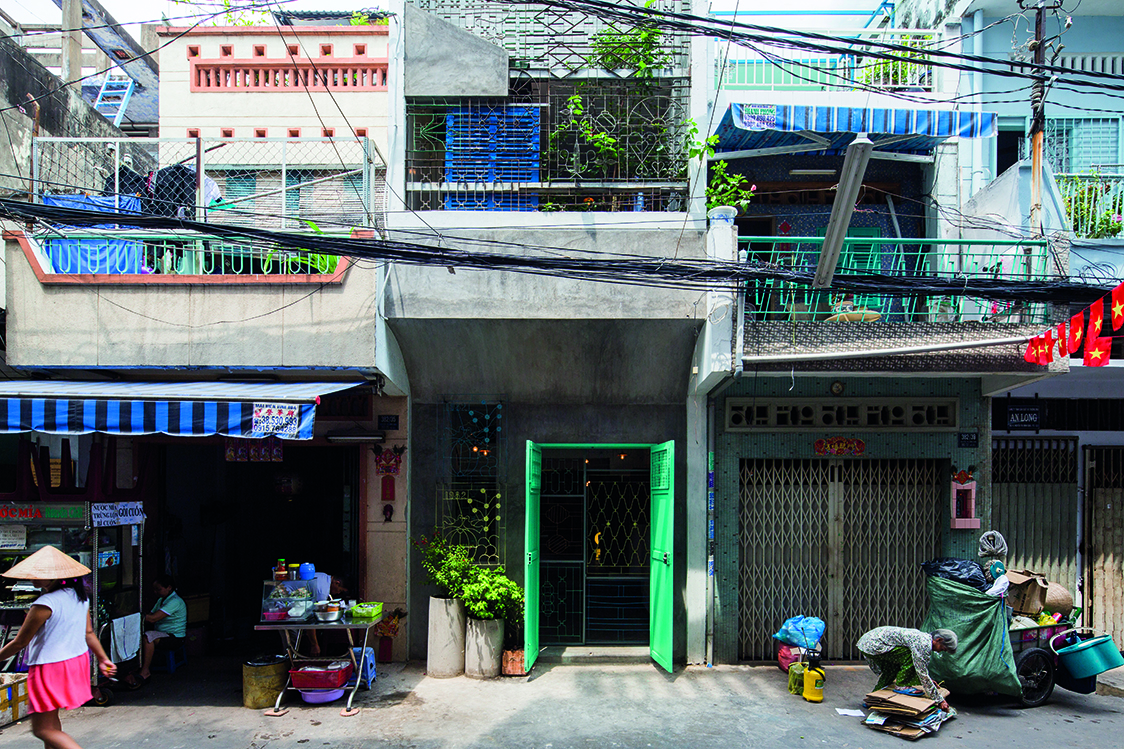 Located in a small allery where new and old houses sit next to one another, the friendly facade of the Saigon House blends well into its surroundings. Image © Quang Tran