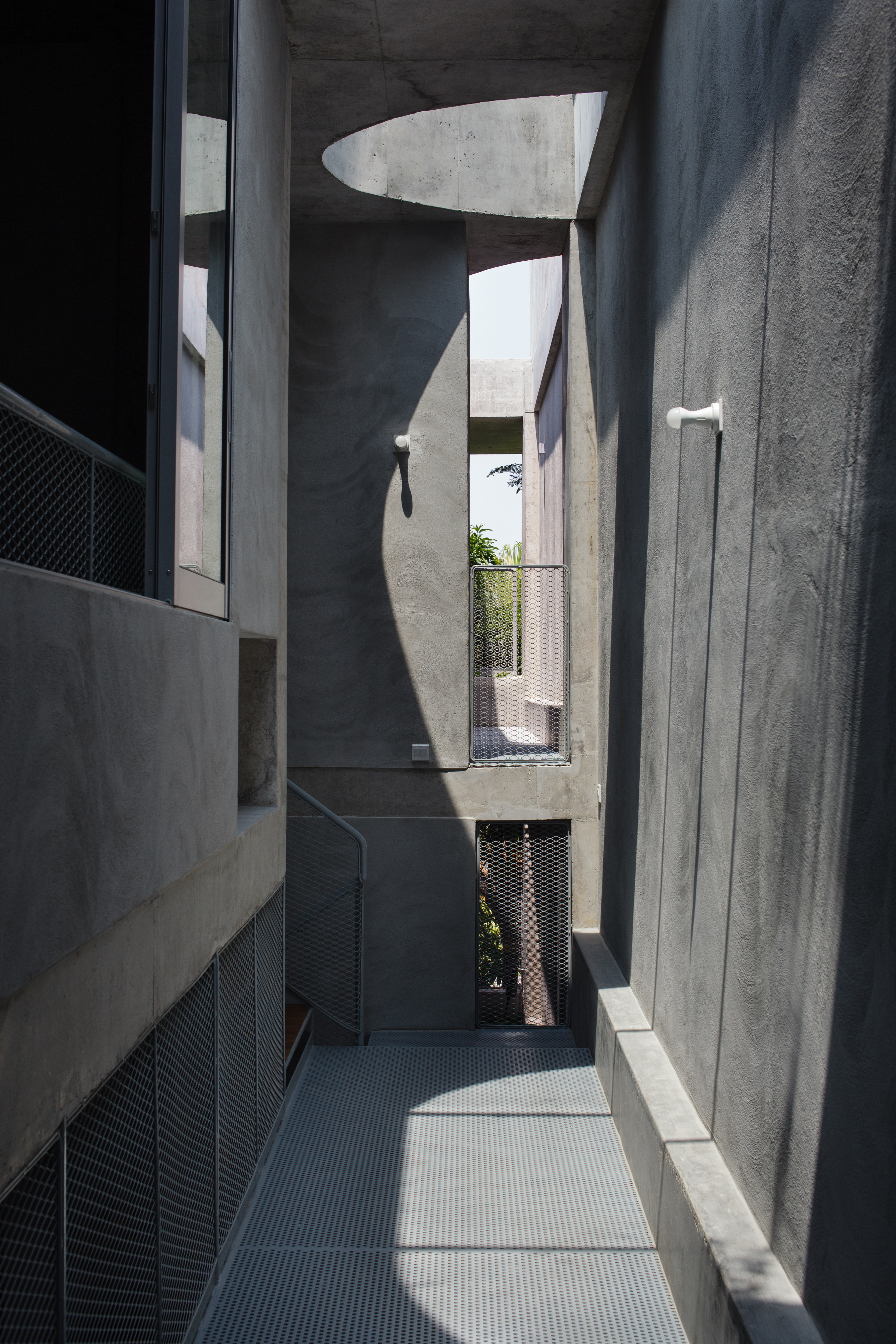 House with Mango Trees, along the corridor, Image courtesy of Linghao Architects