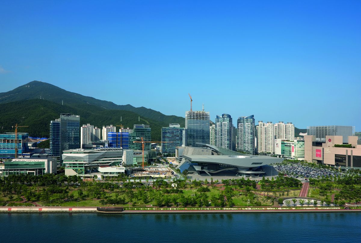 Overview from South across Suyeong River, Photo © Duccio Malagamba