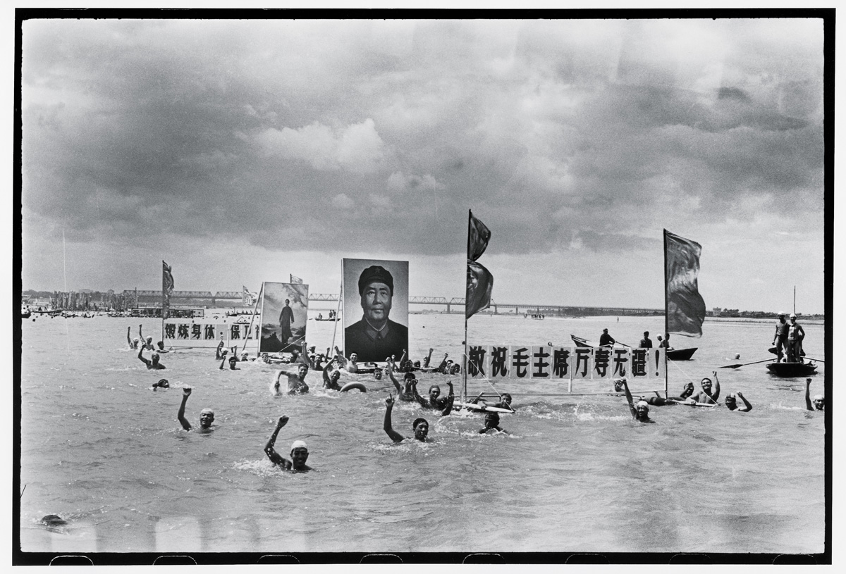 People in the Songhua River commemorate the one-year anniversary of Mao’s swim in the Yangtze, which marked his return to power at the outbreak of the Cultural Revolution. Harbin, 16 July 1967. Image courtesy of Li Zhensheng