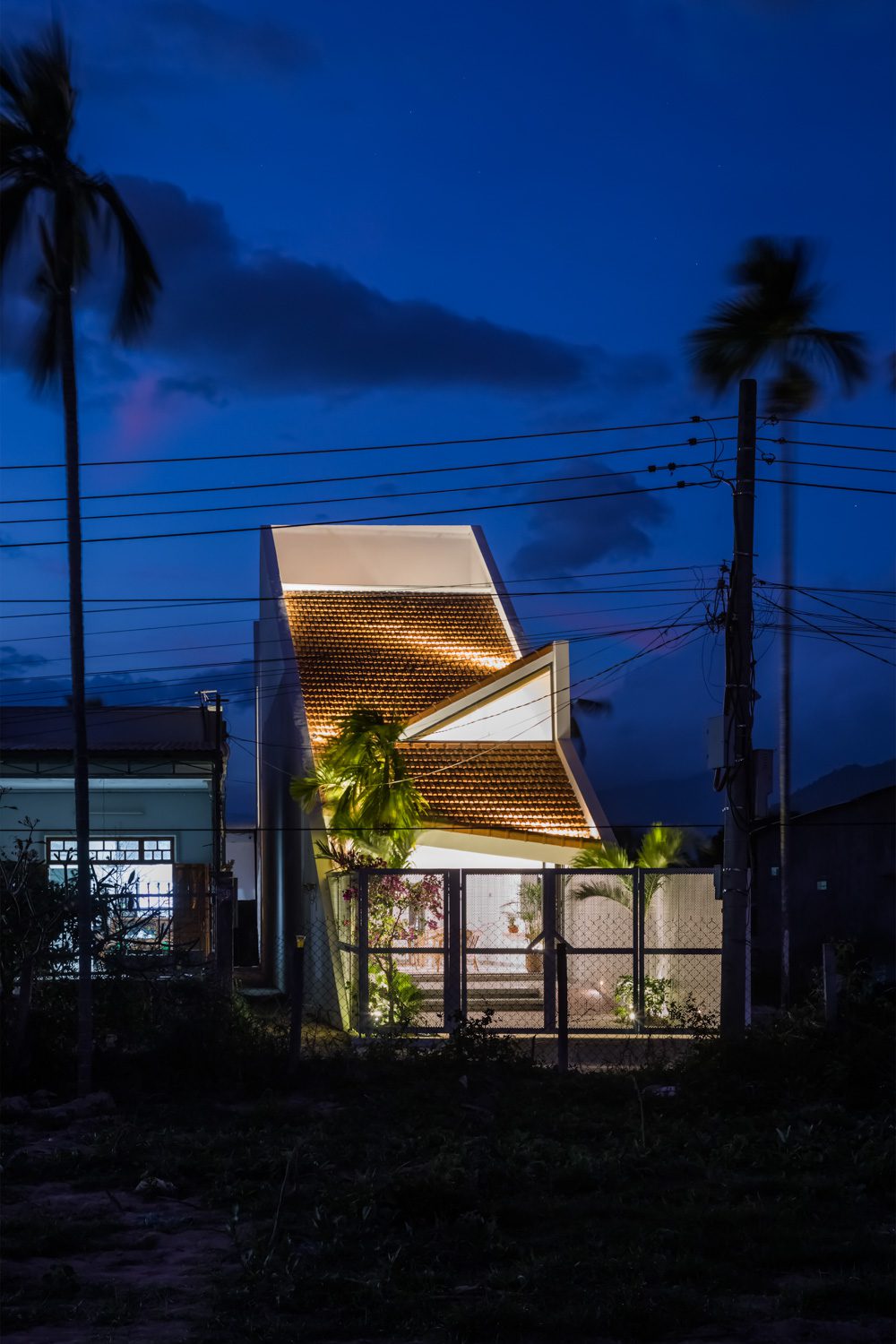 Diên Khanh House at night