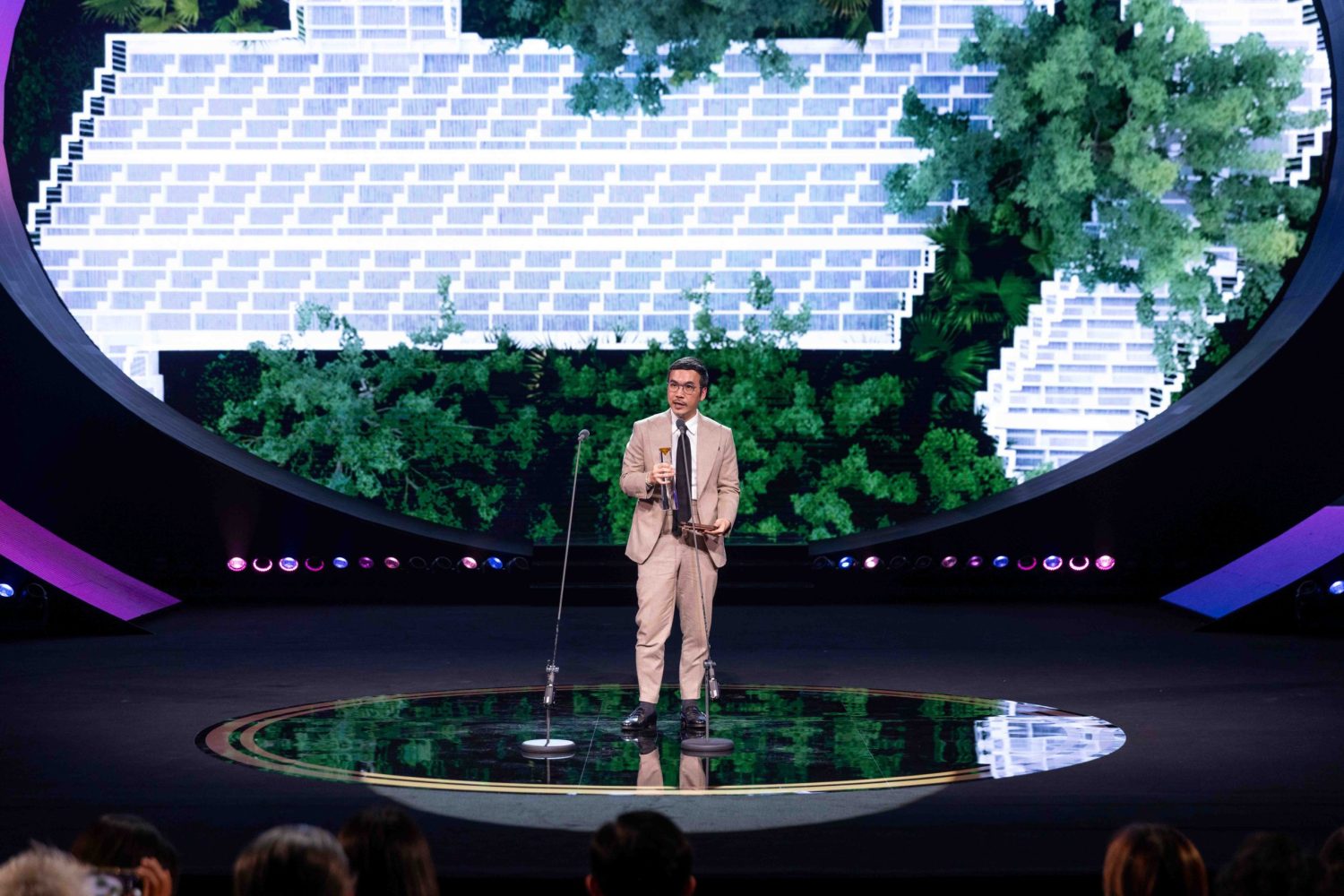 16 “LACY STEPS” by Trop Company Limited received the Best Design of the Year for its striking all-white staircase that transforms a courtyard into a memorable spatial experience.